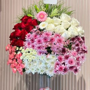 فازة زاكية — ورد وبالون