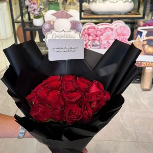 باقة الجوري الأحمر بتغليف أسود باقة الجوري الأحمر بتغليف أسود